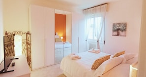 1 habitación, tabla de planchar con plancha, wifi gratis y ropa de cama