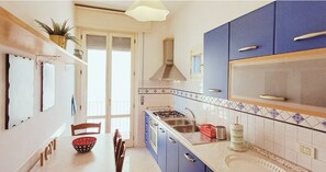 Refrigerador, horno, parrilla de estufa y tetera eléctrica