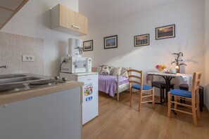 Kühlschrank, Mikrowelle, Herdplatte, Wasserkocher mit Kaffee-/Teezubehör