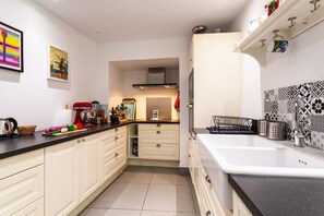 Réfrigérateur, four, lave-vaisselle, cafetière/bouilloire