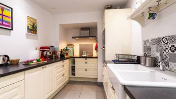 Een koelkast, een oven, een vaatwasser, een koffiezetapparaat/waterkoker