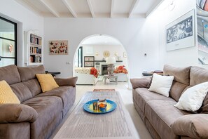 Smart TV, fireplace - C. Korablue by BeBreeze (Platja de Muro)