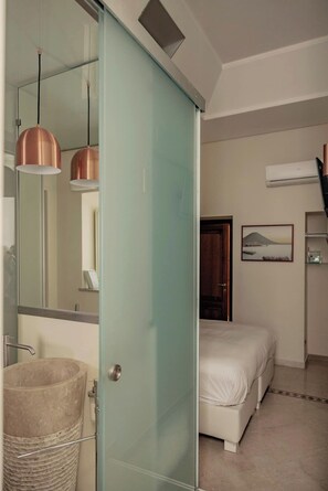 Deluxe Double Room, Private Bathroom | Bathroom | Shower, hair dryer, towels, soap - Da Celeste (Naples)