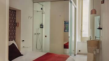 Quarto casal standard, banheiro privativo | Cofres nos quartos, escrivaninha, Wi-Fi de cortesia