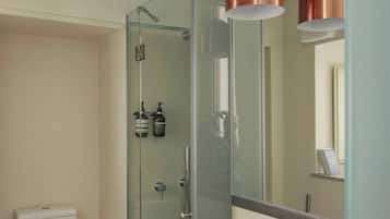 Chambre Double Deluxe, salle de bains privée | Salle de bain | Douche, sÚche-cheveux, serviettes fournies, savon