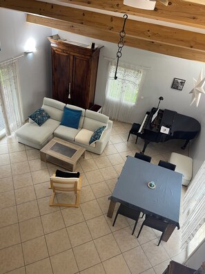 Smart TV, fireplace, books, computer monitors