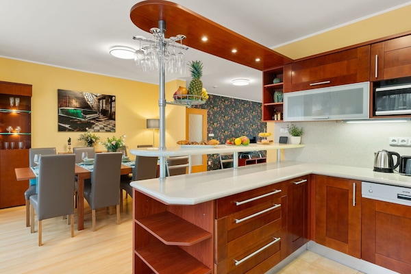 Meubles, Design Intérieur, Sol, Cabinetry, Cuisine, Comptoir, Bois, Sol, Plafond, Luminaire