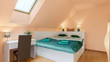 4 bedrooms, travel crib, WiFi (free)