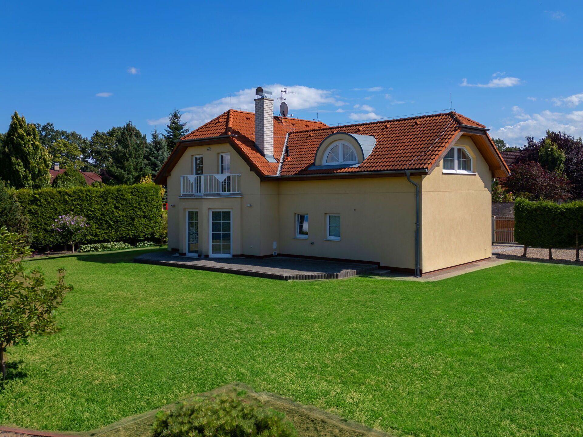 Bâtiment, Maison, Toit, Domicile, Zone Résidentielle, Façade, Chalet, Arbuste, Lot Terre, Biens