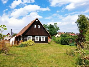 Exterior - Beautiful private villa for 8 people with WIFI, TV, patio and pets allowed (Dvur Králové Nad Labem)