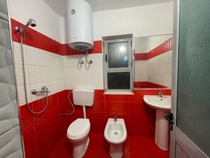 Dusche, Whirlpool, Haartrockner, Bidet