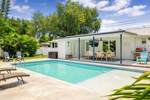 Luxury Pool Retreat near Siesta Key 