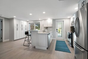 Classic Room | Private kitchen | Fridge, microwave, oven, stovetop - Luxury Pool Retreat near Siesta Key  (Sarasota)