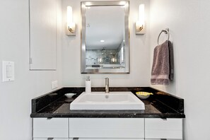 Classic Room | Bathroom