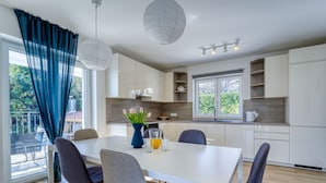 Dining - Cosy apartment for 5 guests with WIFI, A/C, pool, TV and terrace (Rijeka)