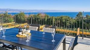 Outdoor dining - Cosy apartment for 5 guests with WIFI, A/C, pool, TV and terrace (Rijeka)