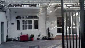 Vista frontal de la propiedad