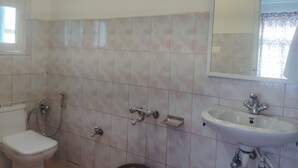 Secadora de cabello, toallas, jabón, shampoo 