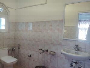 Secadora de cabello, toallas, jabón, shampoo