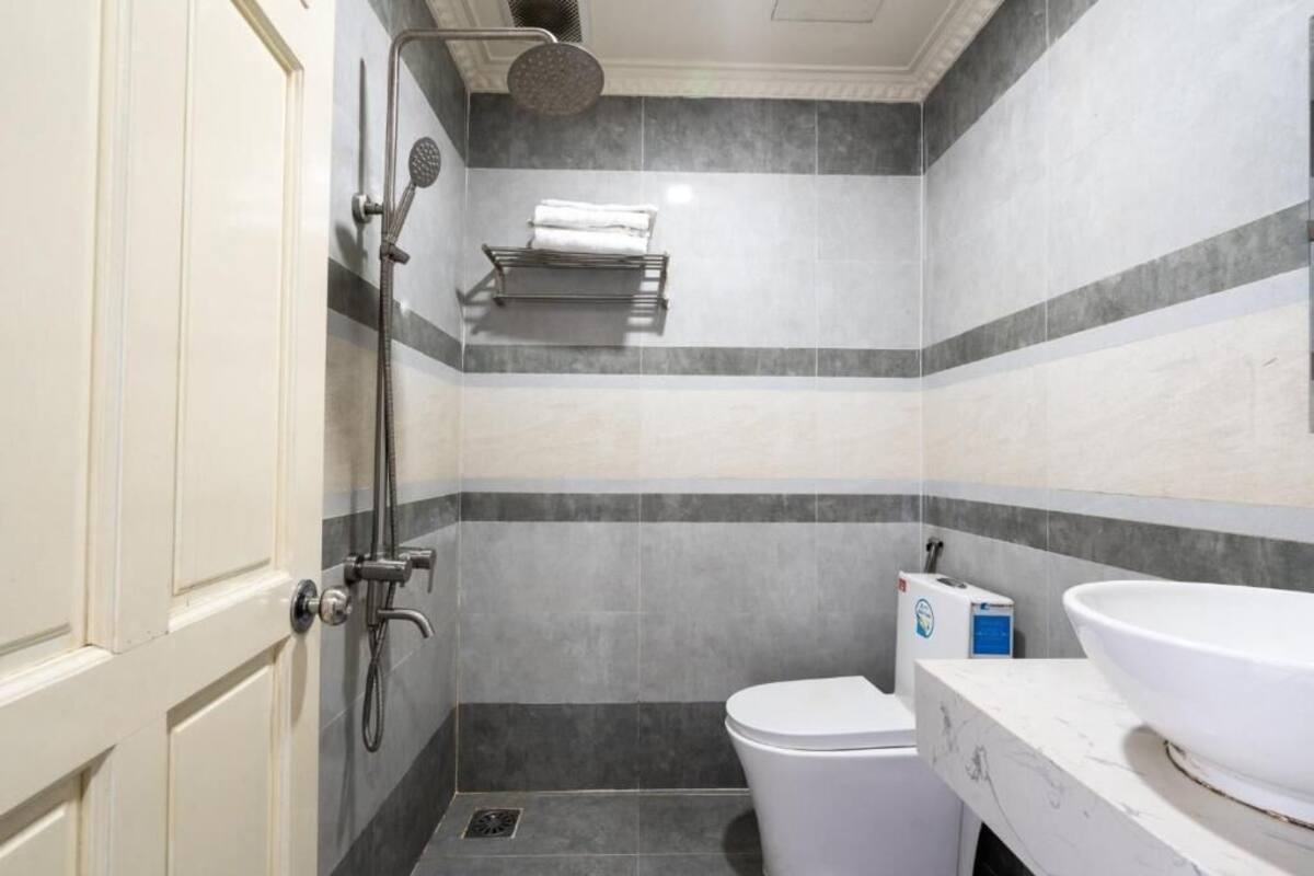 Phòng 4 Tiêu chuẩn | Phòng tắm | Đồ dùng nhà tắm miễn phí, áo choàng tắm, dép đi trong nhà 