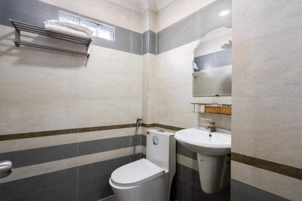 Phòng đôi Deluxe, quang cảnh thành phố | Phòng tắm | Đồ dùng nhà tắm miễn phí, áo choàng tắm, dép đi trong nhà 