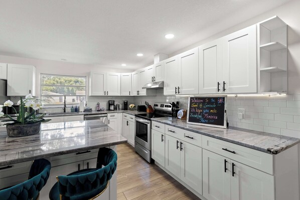 Fridge, microwave, stovetop, dishwasher