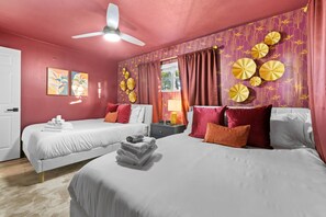 4 dormitorios, escritorio, tabla de planchar con plancha y cuna de viaje