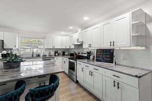 ثلاجة، ميكروويف، موقد طهي مسطح، غسالة أطباق