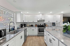 Frigorífic, microones, placa de cuina i rentaplats 