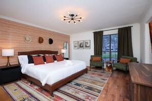 5 chambres, bureau, fer et planche à repasser, lit de bébé portatif