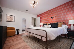 5 soverom, skrivebord, strykejern/-brett og reiseseng for barn