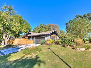 Exterior - Luxury 5-Bed Heated Pool Oasis (Tulsa)