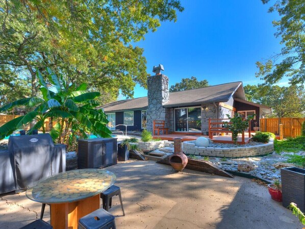 Outdoor dining - Luxury 5-Bed Heated Pool Oasis (Tulsa)