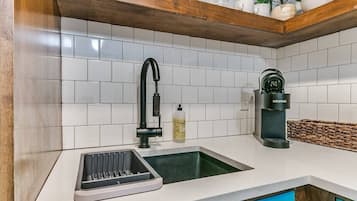 Coffee/tea maker, fridge, oven, stovetop