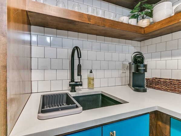 Réfrigérateur, four, plaque de cuisson, cafetière/bouilloire