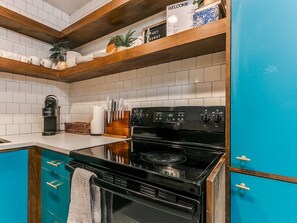 Fridge, oven, stovetop, coffee/tea maker
