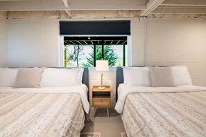 4 bedrooms, iron/ironing board, travel cot, WiFi - Luxurious Retreat w/ Stunning Views | Sleeps 16 (Birmingham)