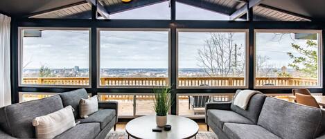 Fernseher, Tischfußball, Tischtennisplatte