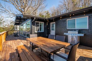 Outdoor dining - Luxurious Retreat w/ Stunning Views | Sleeps 16 (Birmingham)