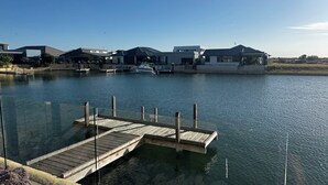 Marina - Canal Waters relax and enjoy even bring the boat to the back door (Geographe)