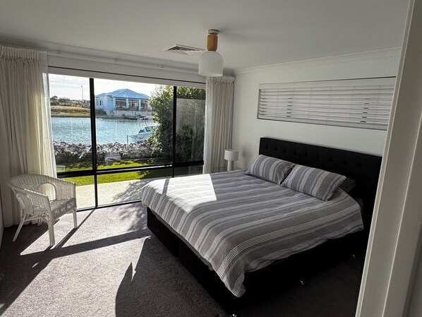 5 bedrooms, iron/ironing board, free WiFi, bed sheets