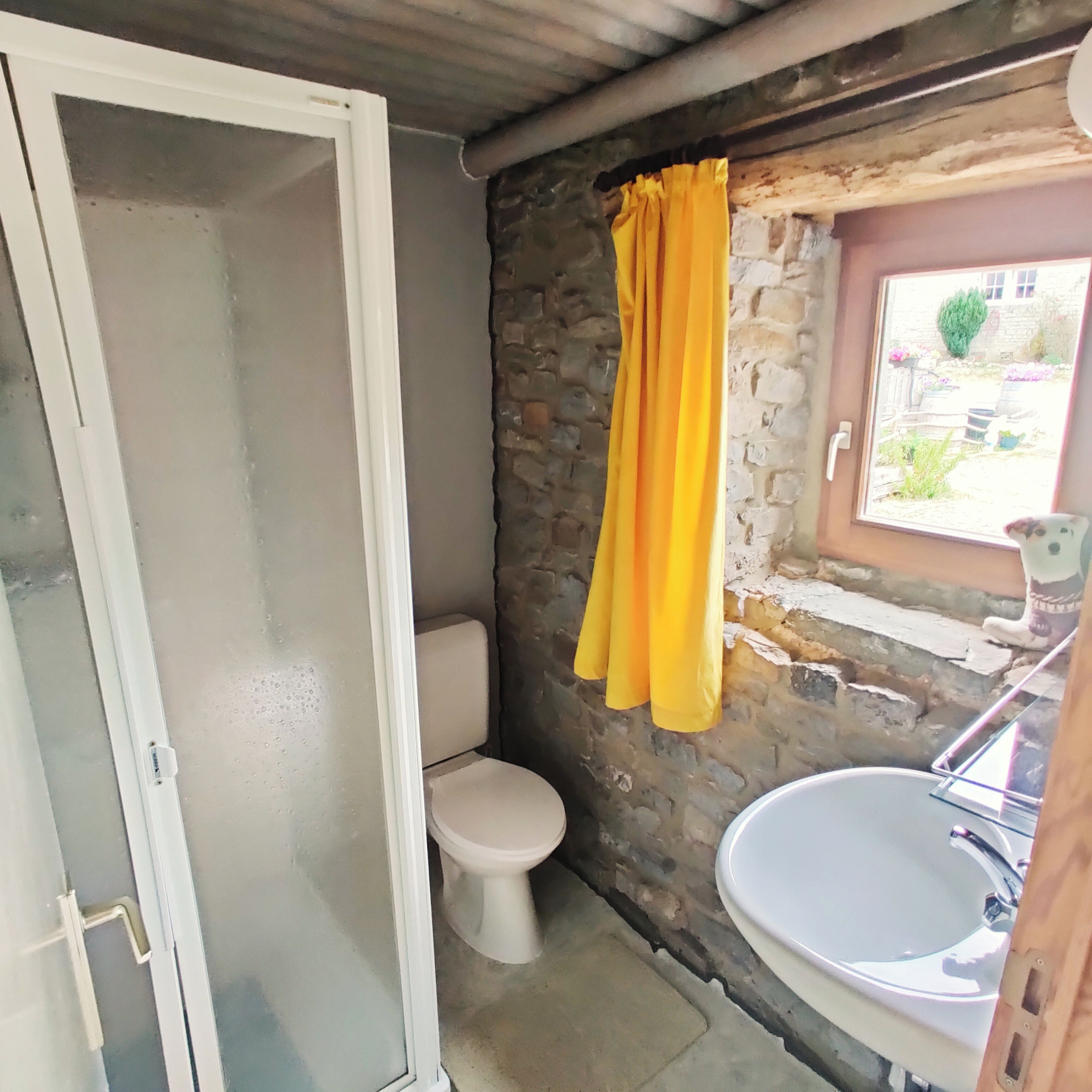 Estudio básico, patio, vista al jardín | Baño | Jabón y papel de baño 