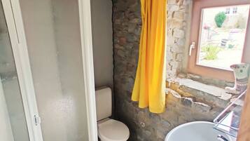 Estudio básico, patio, vista al jardín | Baño | Jabón y papel de baño