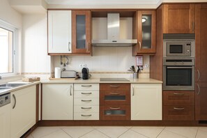 Kühlschrank, Mikrowelle, Ofen, Geschirrspüler