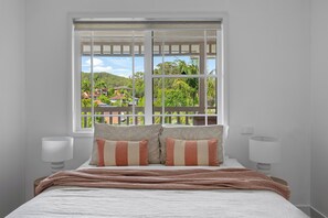 5 bedrooms, iron/ironing board, WiFi, bed sheets - "Salt & Serenity" – close to Beach & Shops (Terrigal)