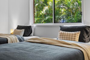 6 bedrooms, iron/ironing board, WiFi, bed sheets - "Salt & Serenity" – close to Beach & Shops (Terrigal)