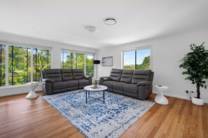 TV, fireplace - "Salt & Serenity" – close to Beach & Shops (Terrigal)