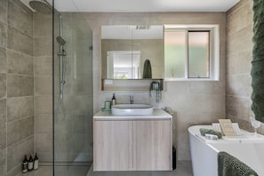 Shower, hair dryer, towels - "Salt & Serenity" – close to Beach & Shops (Terrigal)