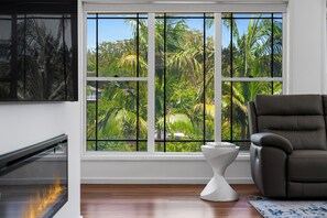 TV, fireplace - "Salt & Serenity" – close to Beach & Shops (Terrigal)