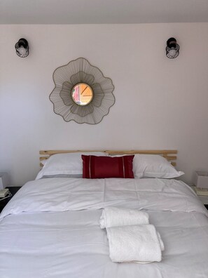 3 bedrooms, free WiFi, bed sheets - Detached house on fenced garden with trees 150m from the beach! (Serra-di-Ferro)